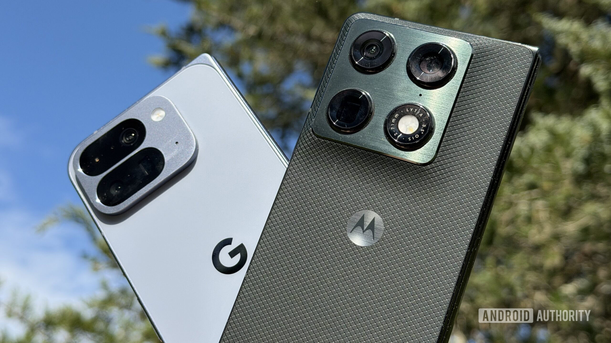 Motorola Razr Fold Google Pixel 10 Pro Fold sunlight Motorola Razr Fold Google Pixel 10 Pro Fold sunlight