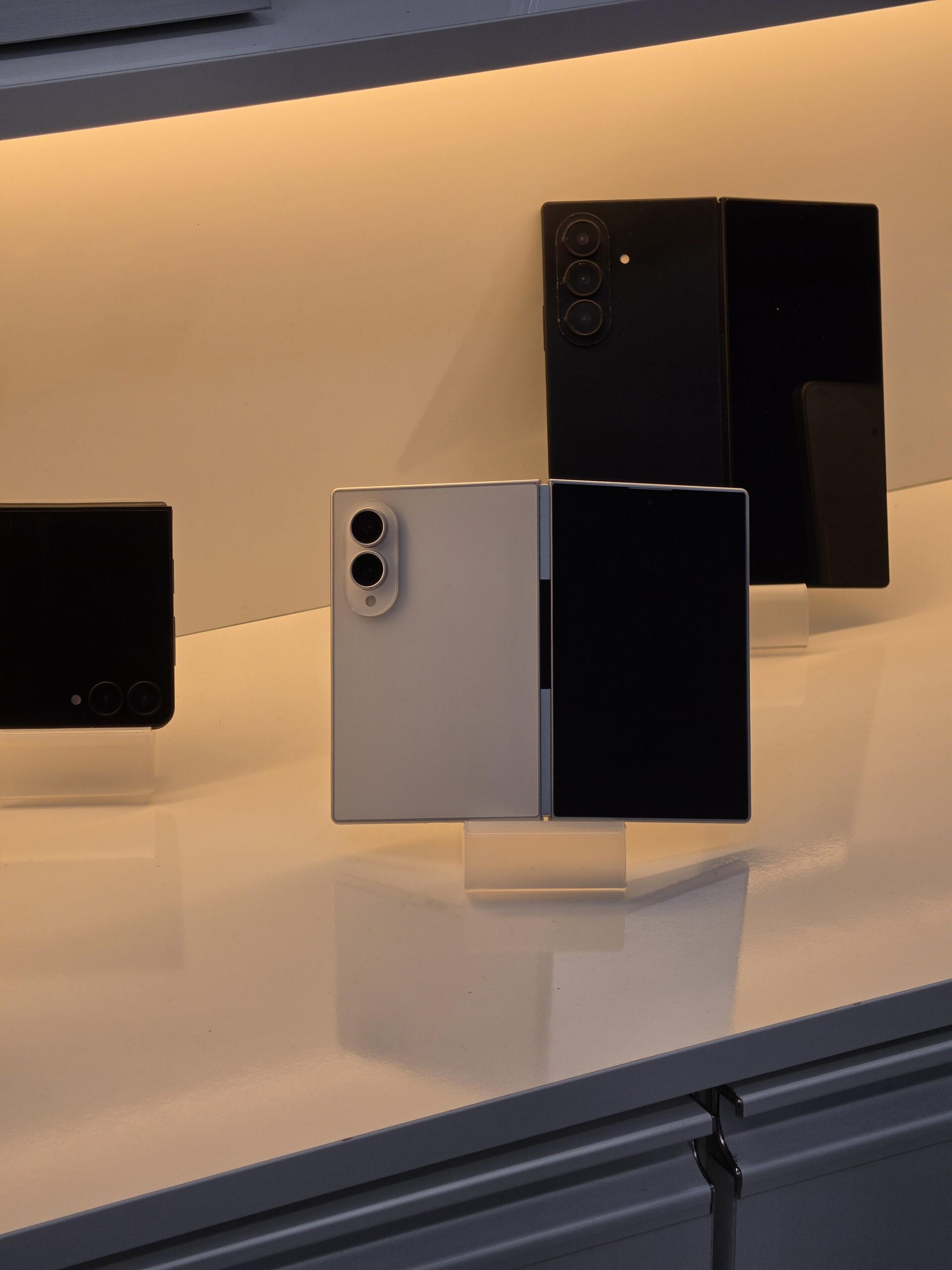 Samsung Galaxy Z Fold 8 Leaked retail unit in Korea Samsung Galaxy Z Fold 8 Hands on in Korea