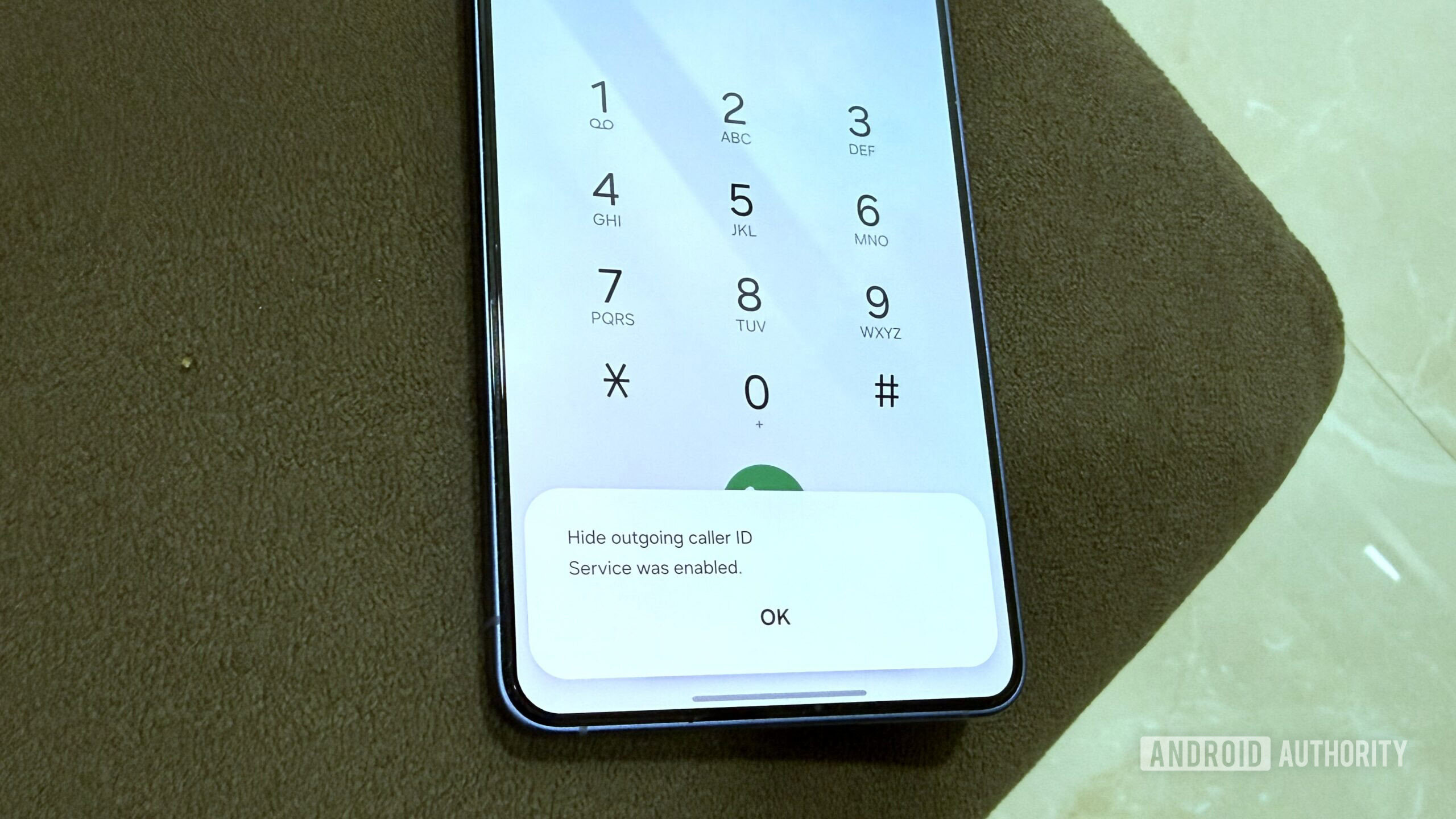 The Samsung phone displays the message that the caller's number has been disabled The Samsung phone displays the message that the caller's number has been disabled