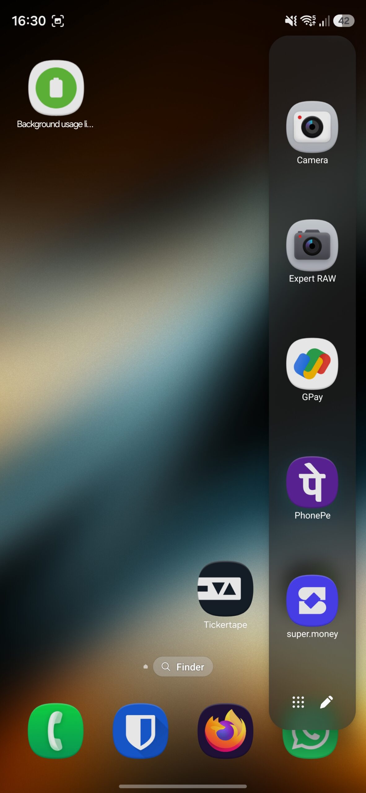 Expanded Edge Panel on a Galaxy phone.