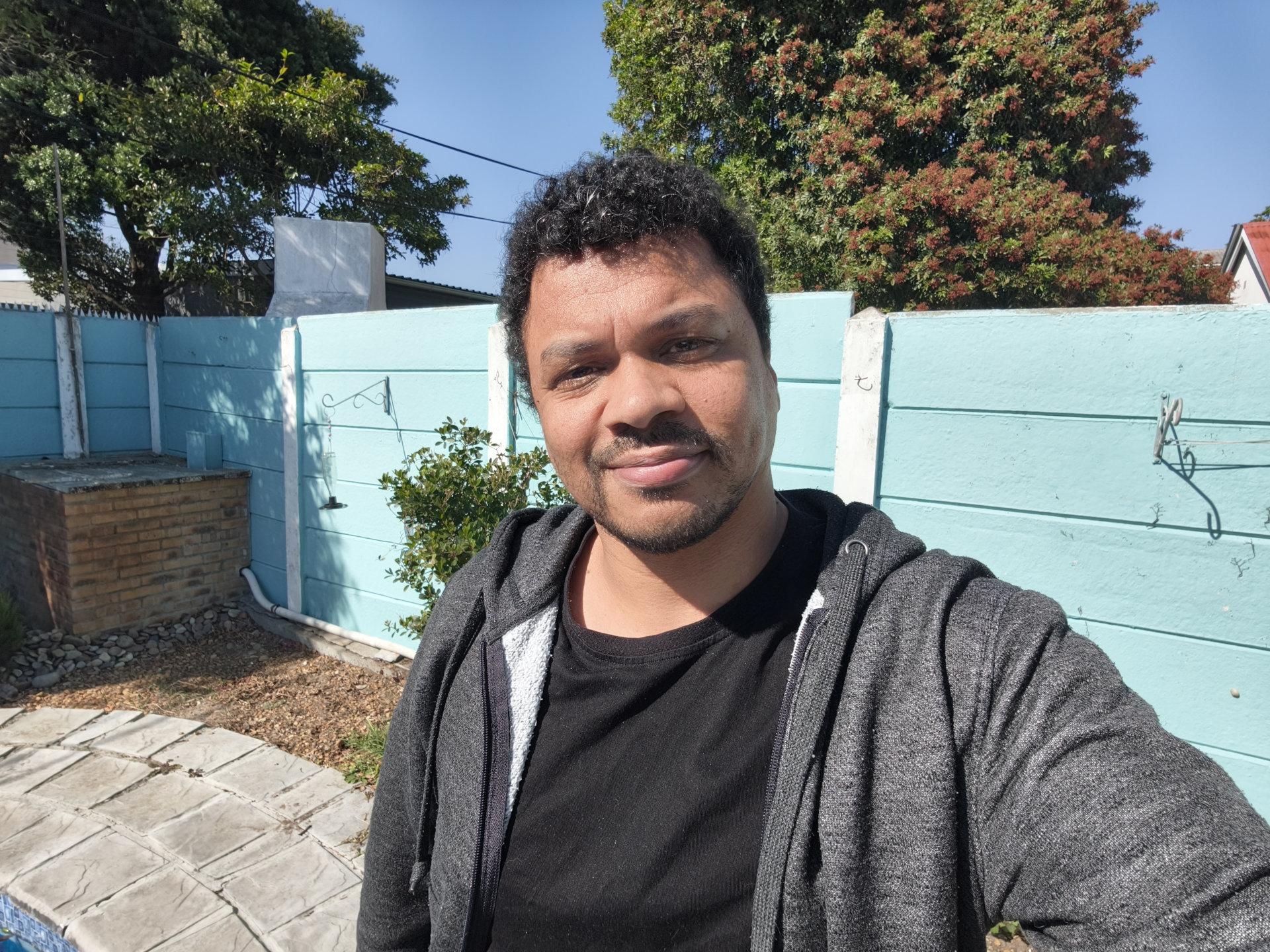 OPPO Reno 16 Pro selfie outdoors