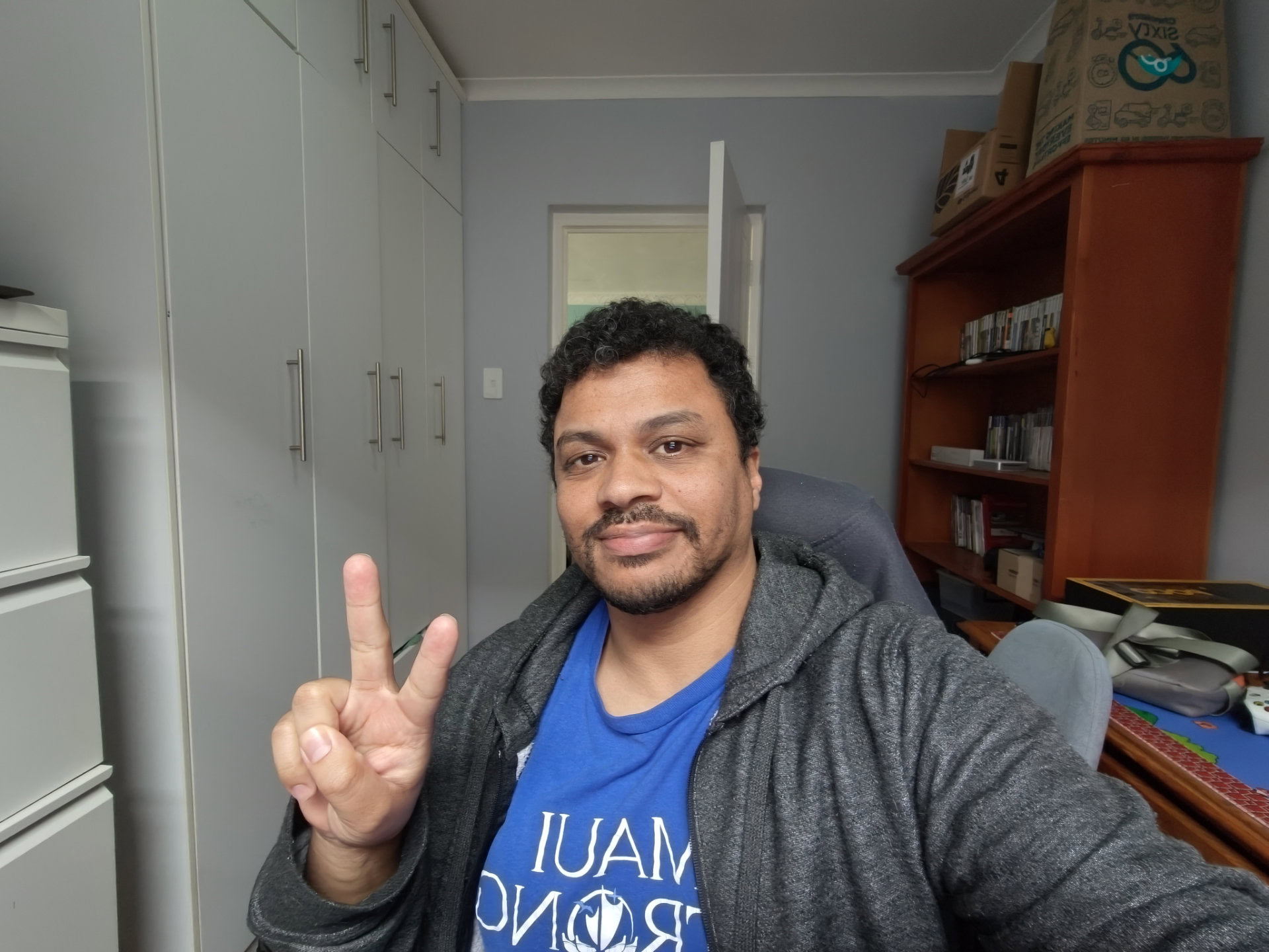 An ultrawide selfie taken with the OPPO Reno 16 Pro and Bubble screen.
