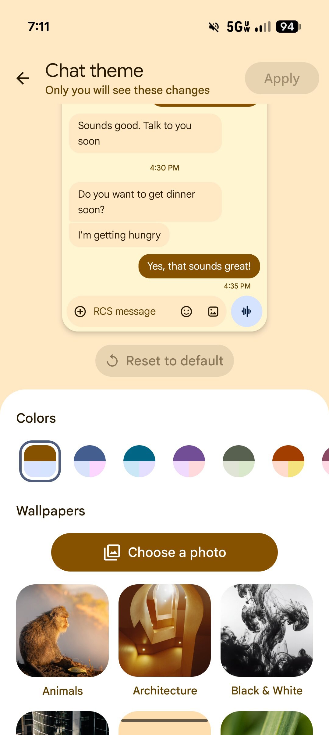Setting custom chat themes in Google Messages.