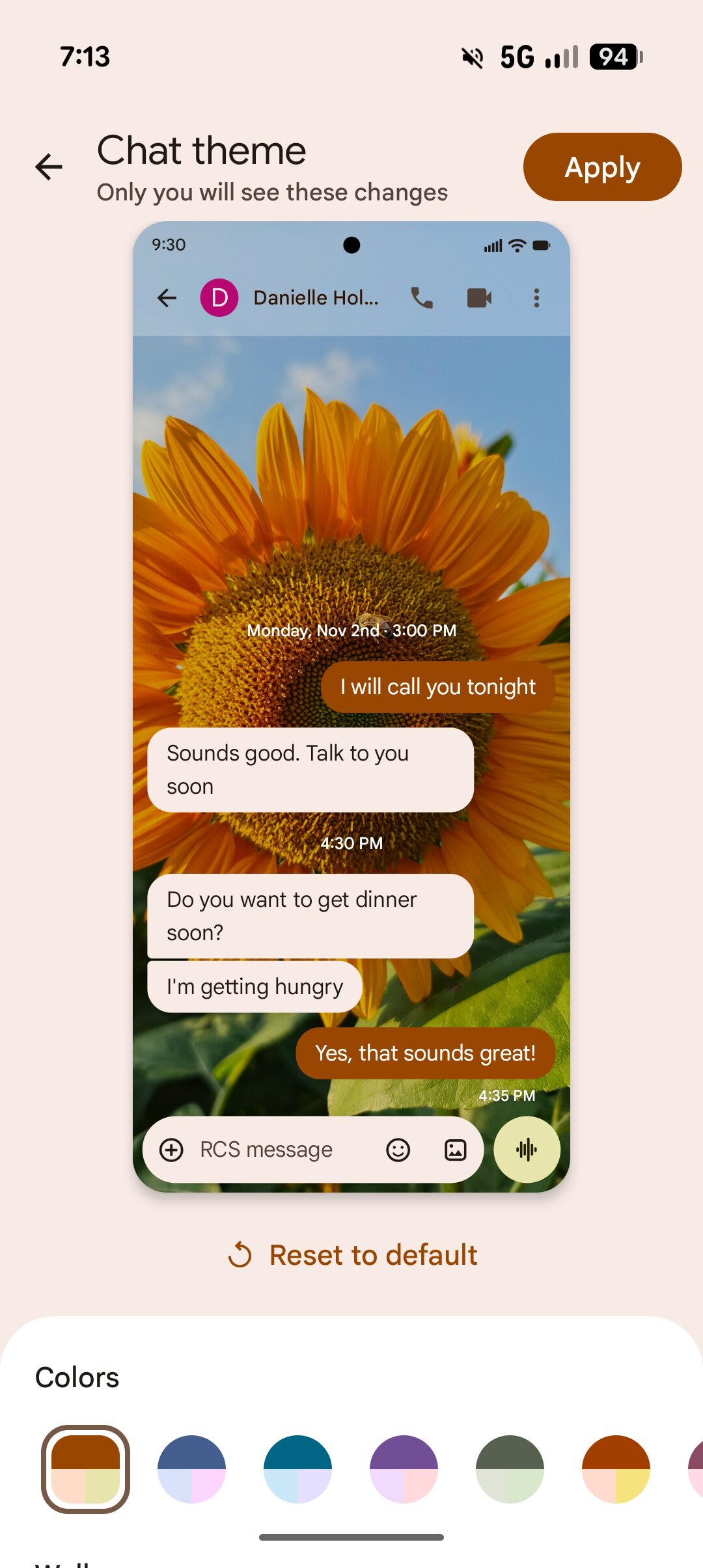 Setting custom chat themes in Google Messages.