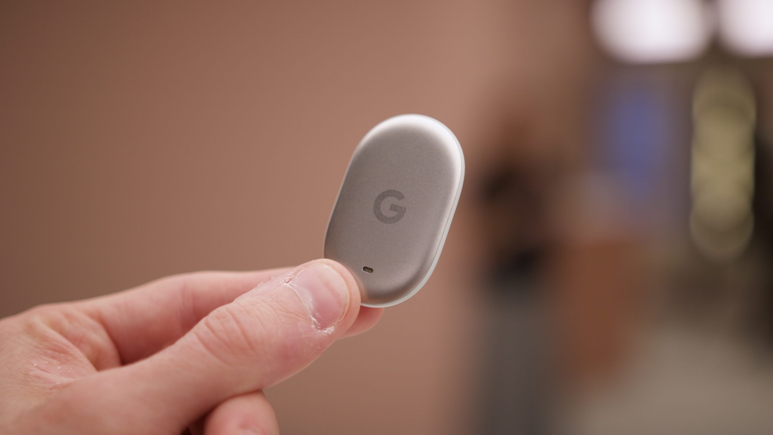 google pixel tag hands on 6 Holding the Google Pixel Tag.