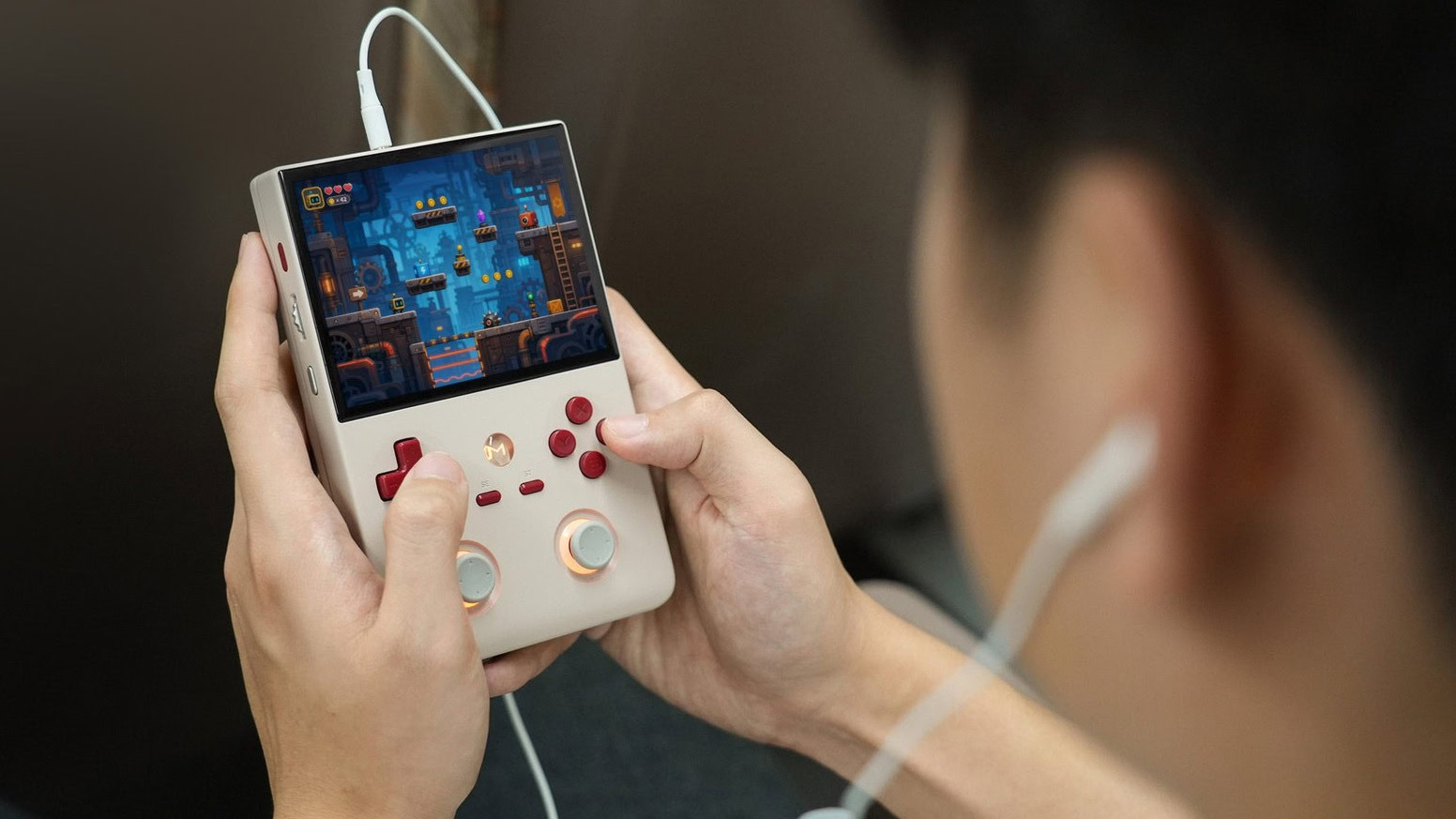 mangmi air y series in hand with earphones scaled