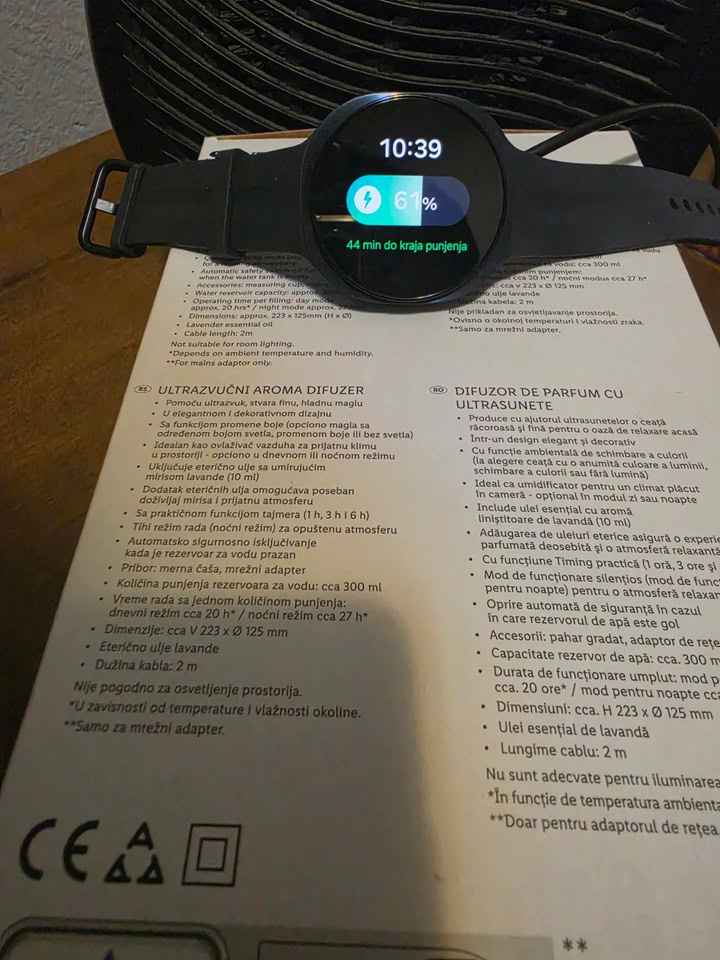 Samsung Galaxy Watch 9 display showing 61 percent battery level at 10:39 AM during an active fan cooling thermal test.