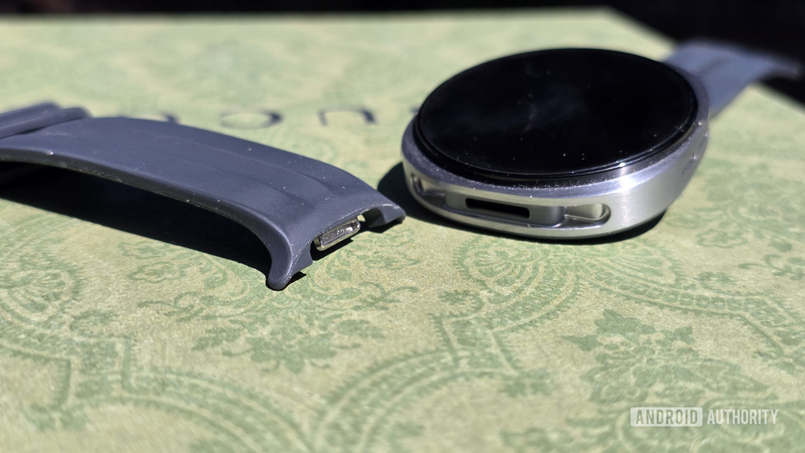 Samsung Galaxy Watch 9 review image showing the Dynamic Lugs mechanism for the watch bands