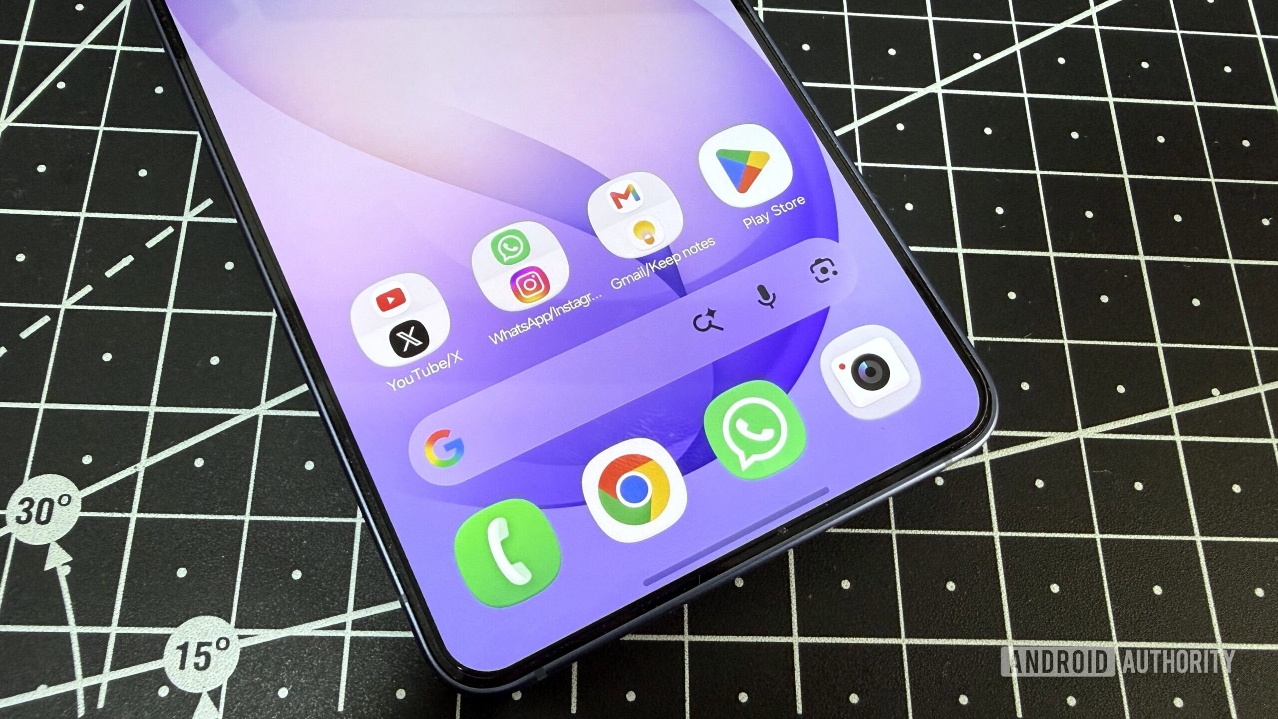 Android phone showing app pairs on home screen Android phone showing app pairs on home screen