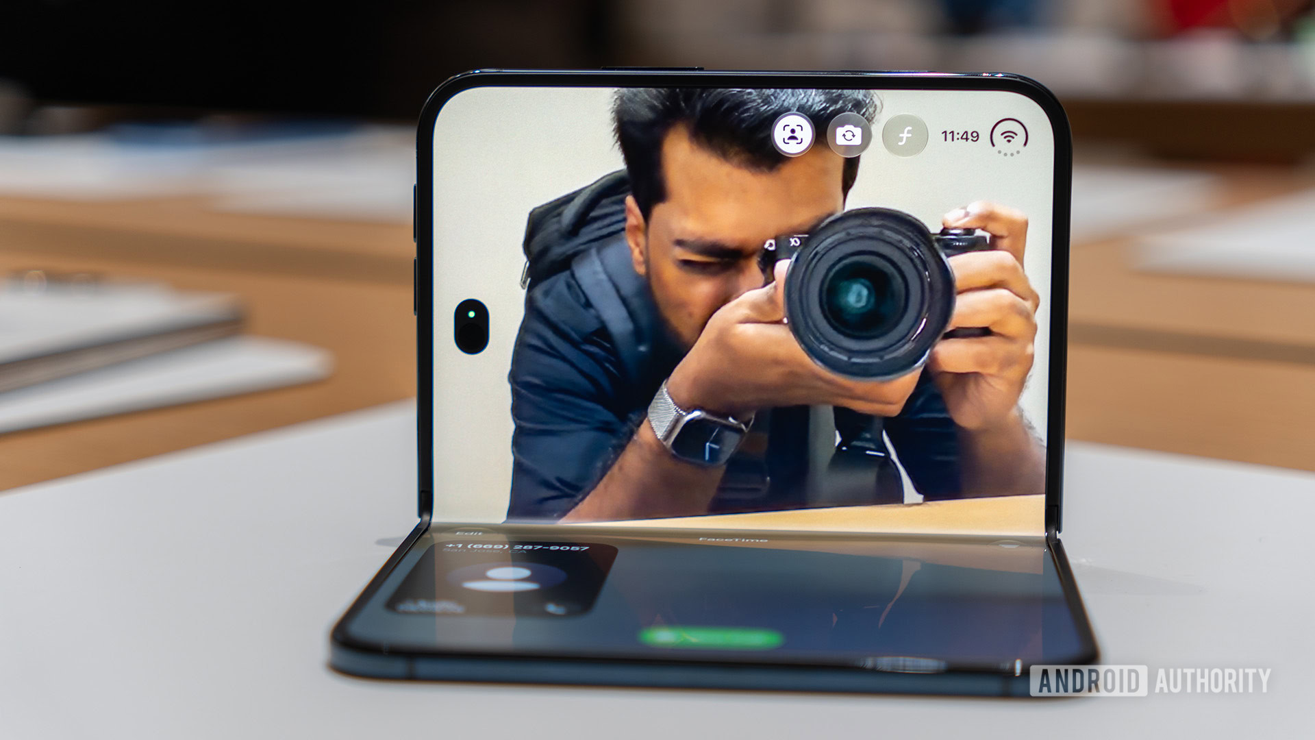 Apple iPhone Duo Hands On Facetime on inner screen in Flex mode Apple iPhone Duo Hands On Facetime on inner screen in Flex mode