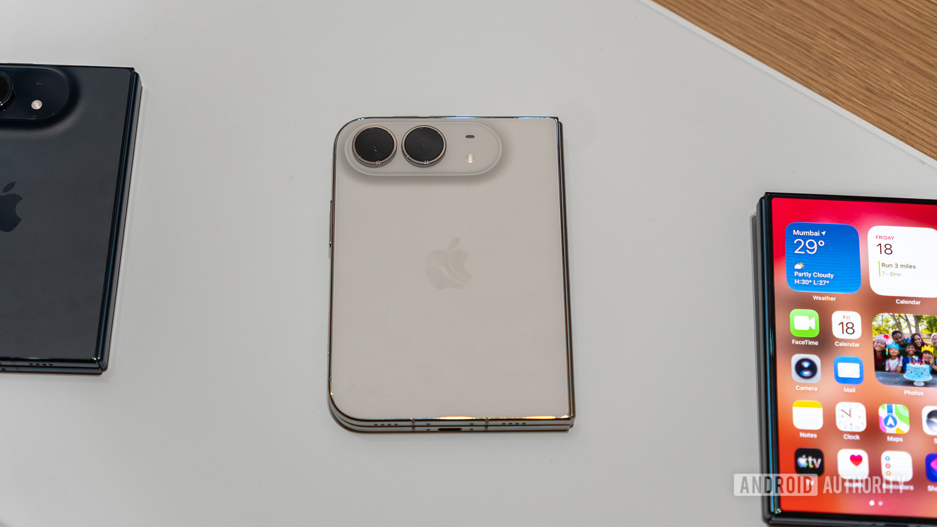 Колір Apple iPhone Duo Hands On White разом із чорним і екраном кришки