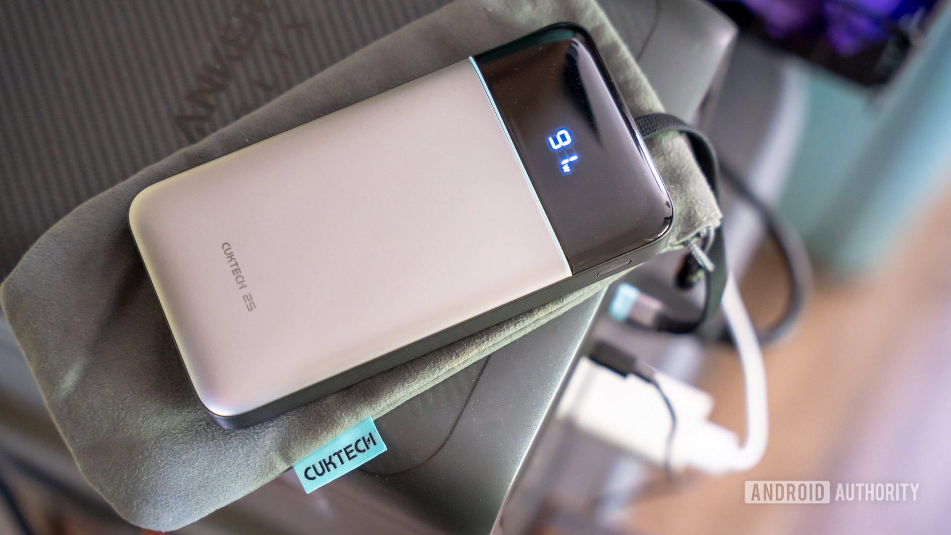 CUKTECH 25 Power Bank SE showing wattage while charging 1 CUKTECH 25 Power Bank SE showing wattage while charging 1
