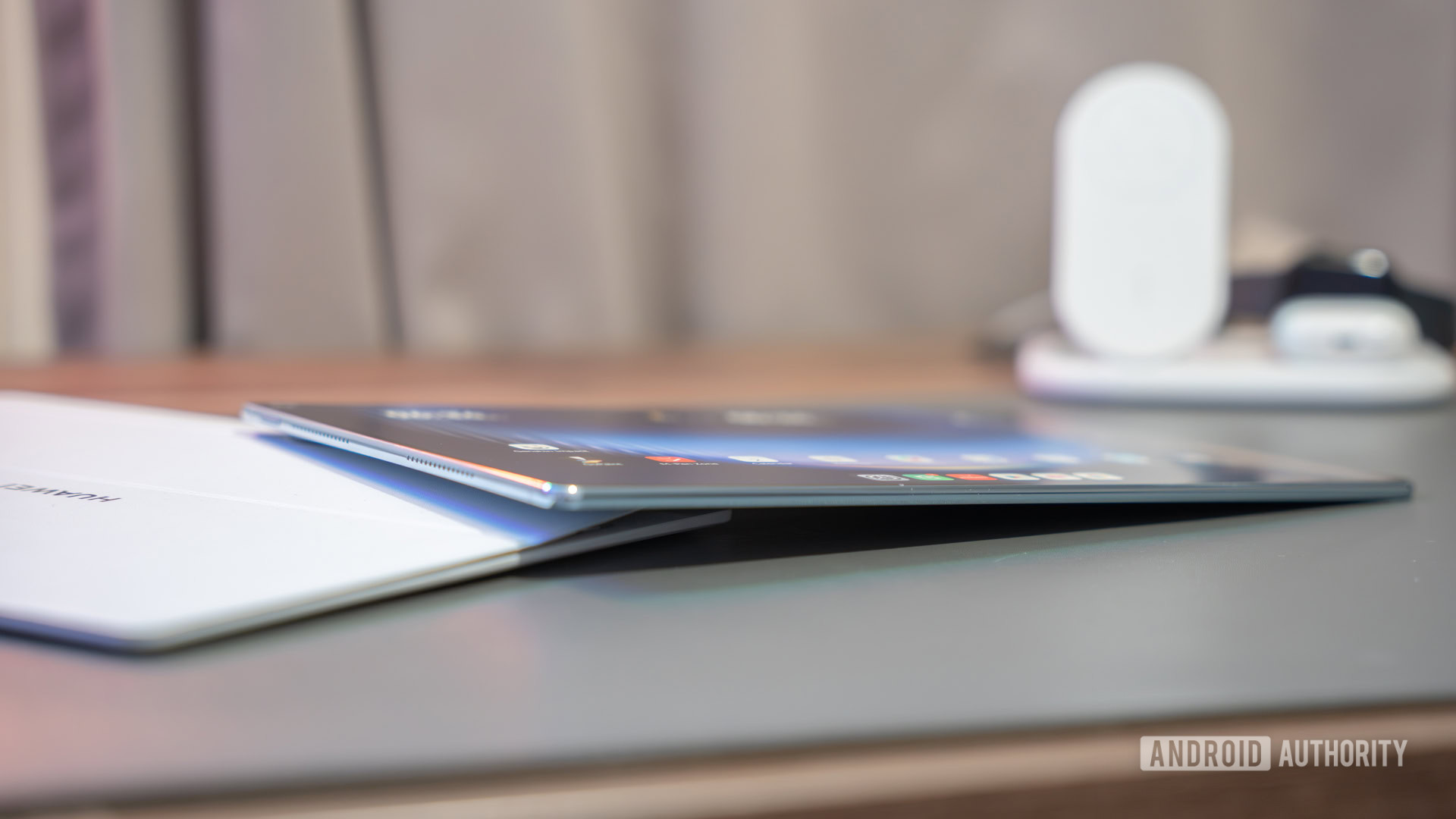HUAWEI MatePad Pro Max thinness side view 1 HUAWEI MatePad Pro Max thinness side view 1