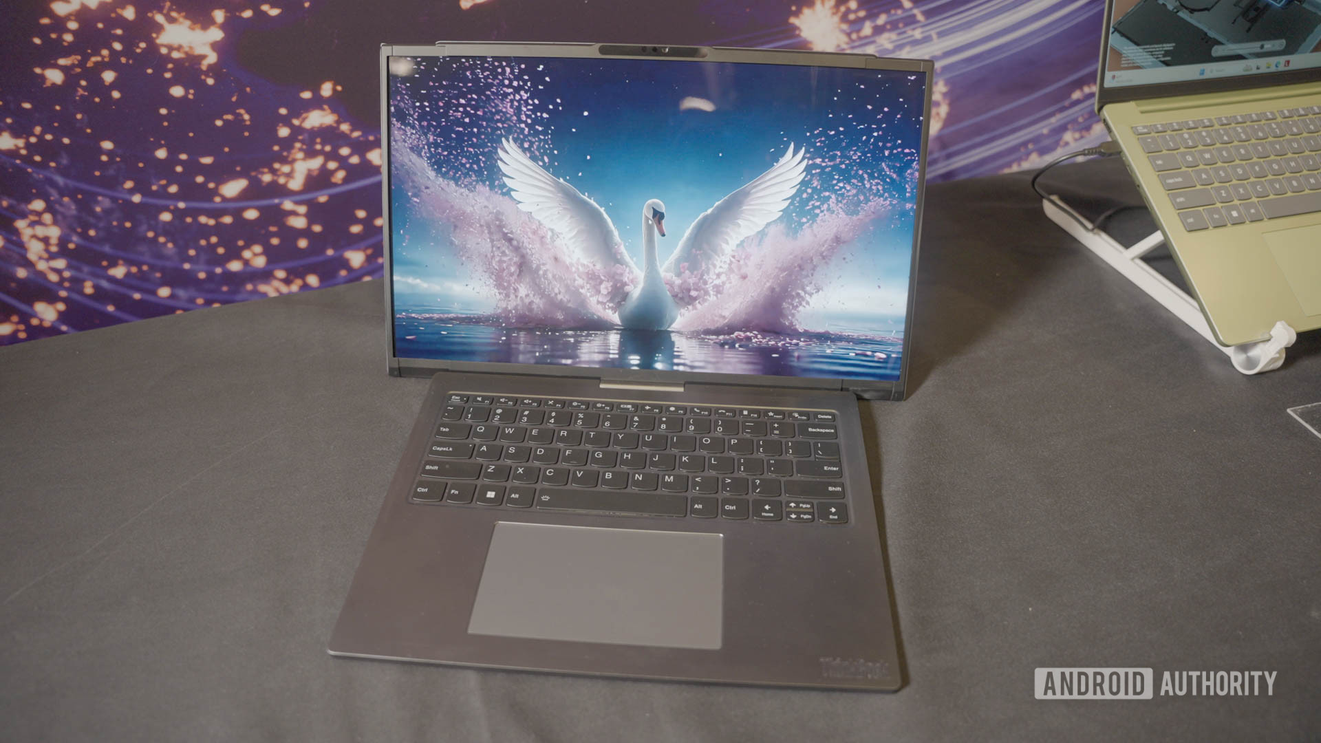 Lenovo Project Swan Concept (3 of 9) Lenovo Project Swan Concept (3 of 9)