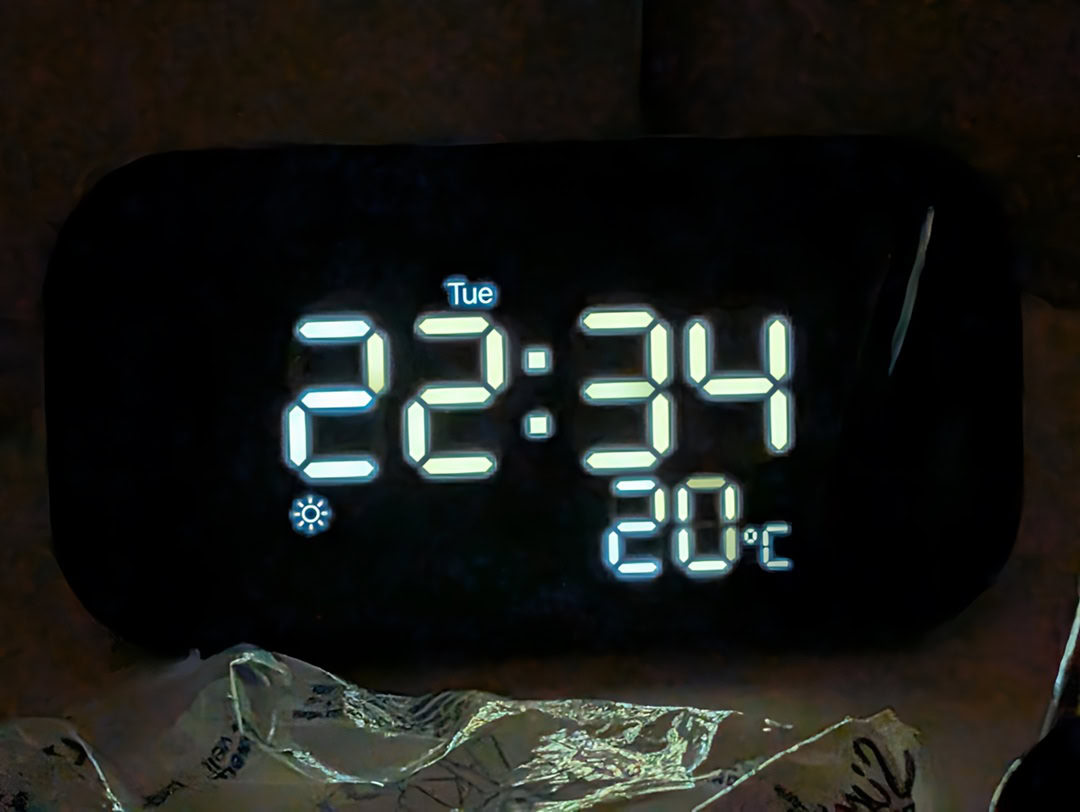 Lenovo-Smart-Clock-Essential-showing-weather-and-temperature