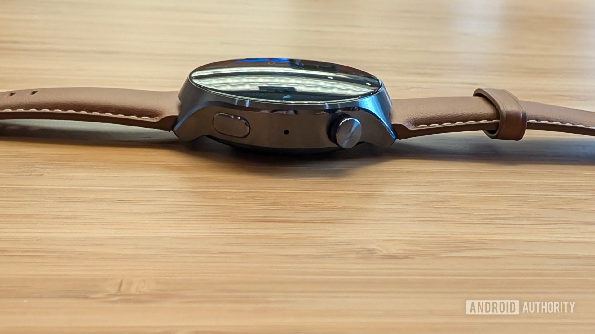 Moto Watch Ultra Design Buttons Crown