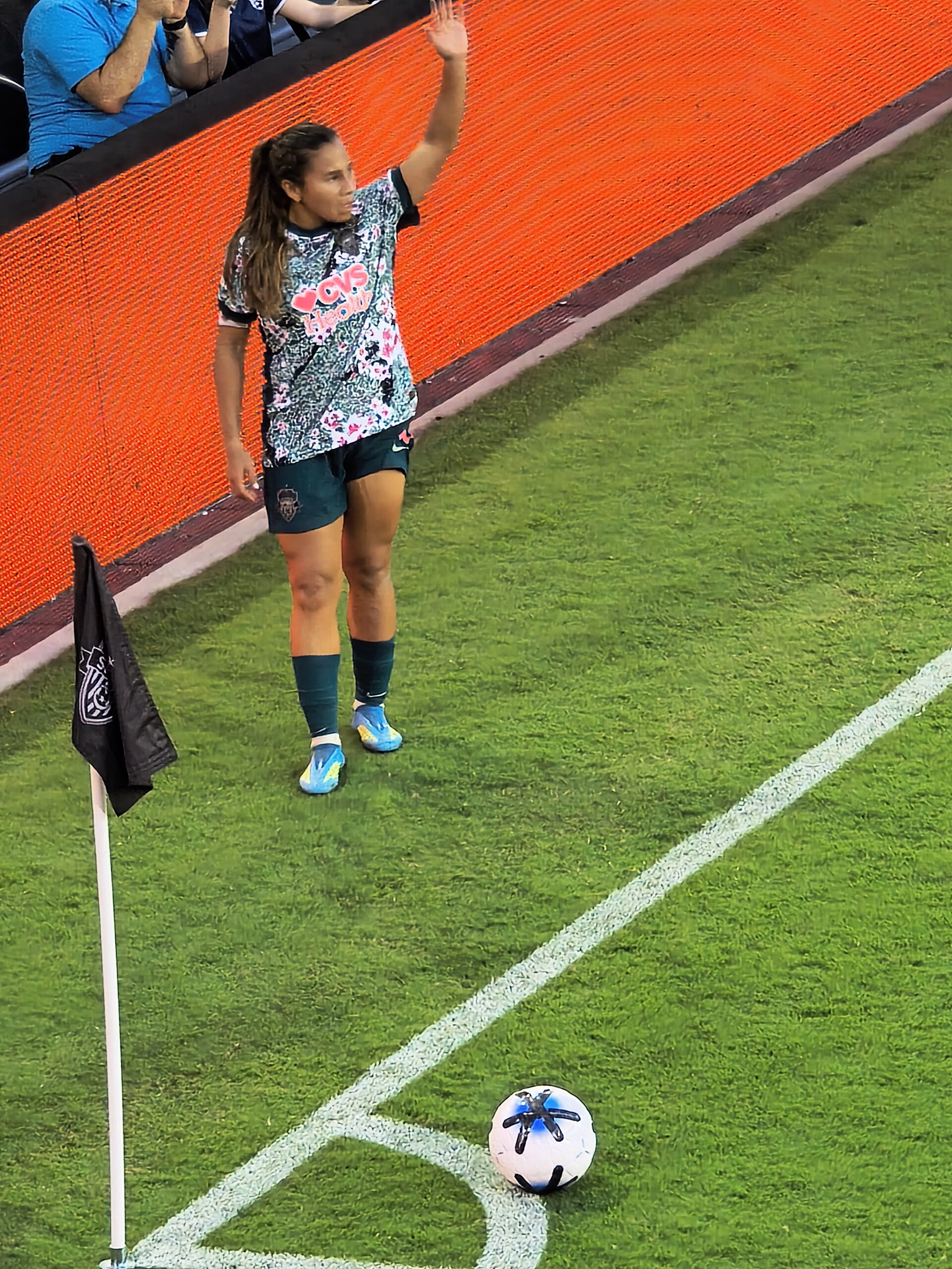 Motorola Edge 2026 corner kick 10x zoom