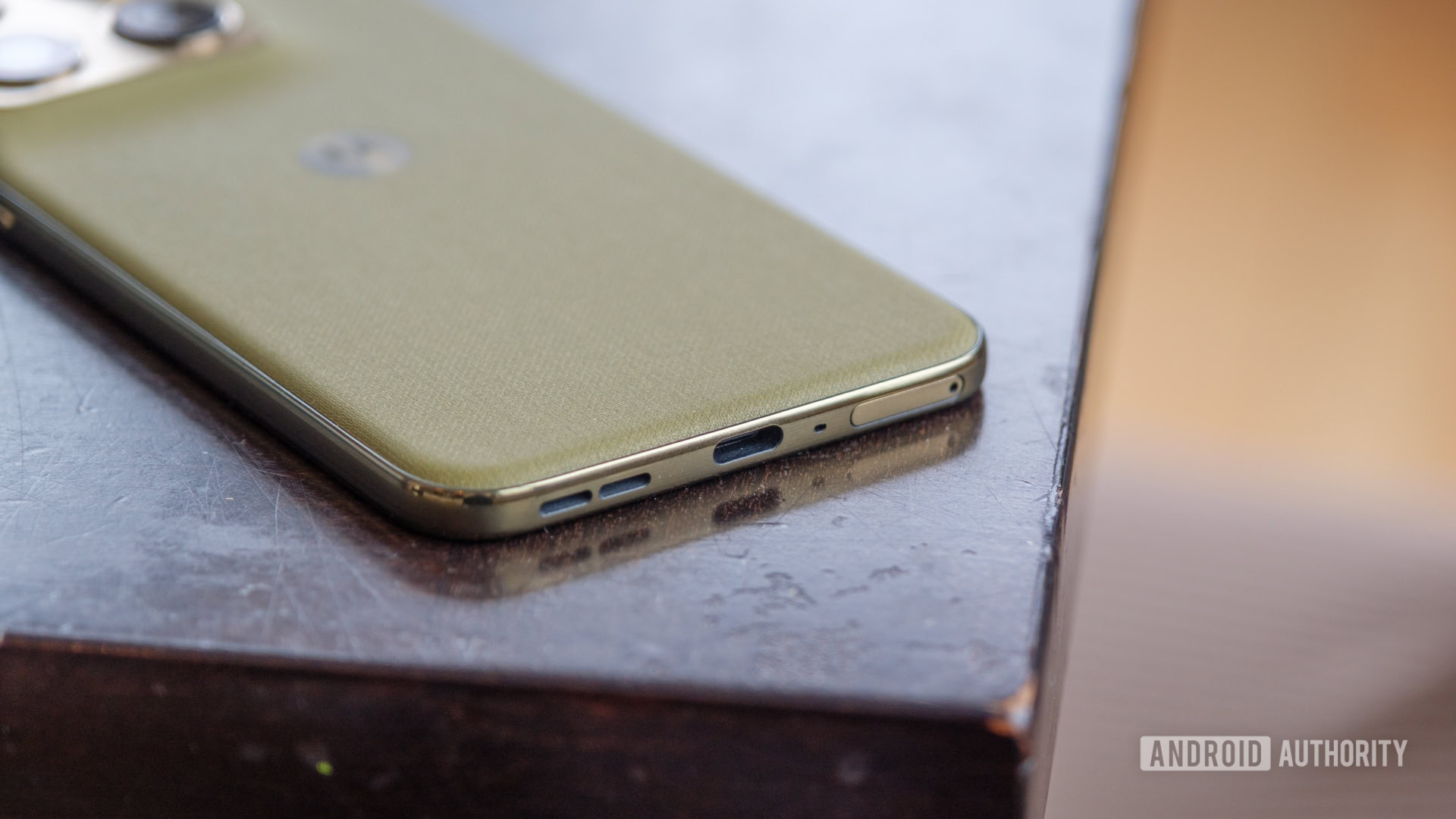 Motorola Moto Edge 2026 port and speakers