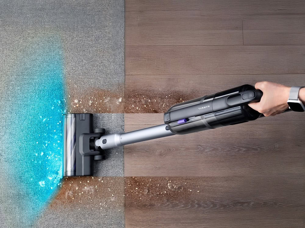 Cleaning-carpet-using-Narwal-V50-Cube-vacuum