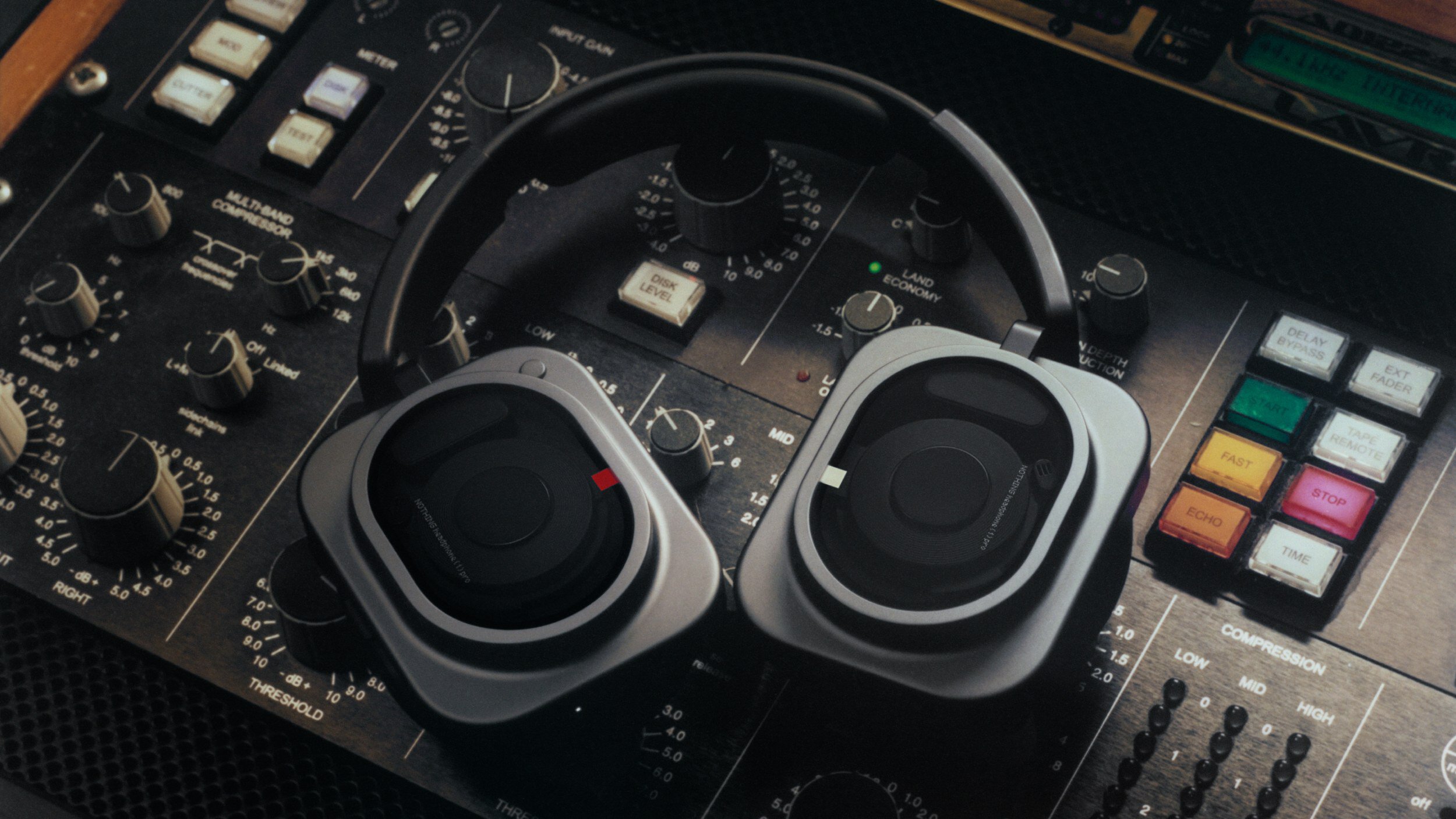 Nothing headphone 1 pro body 2