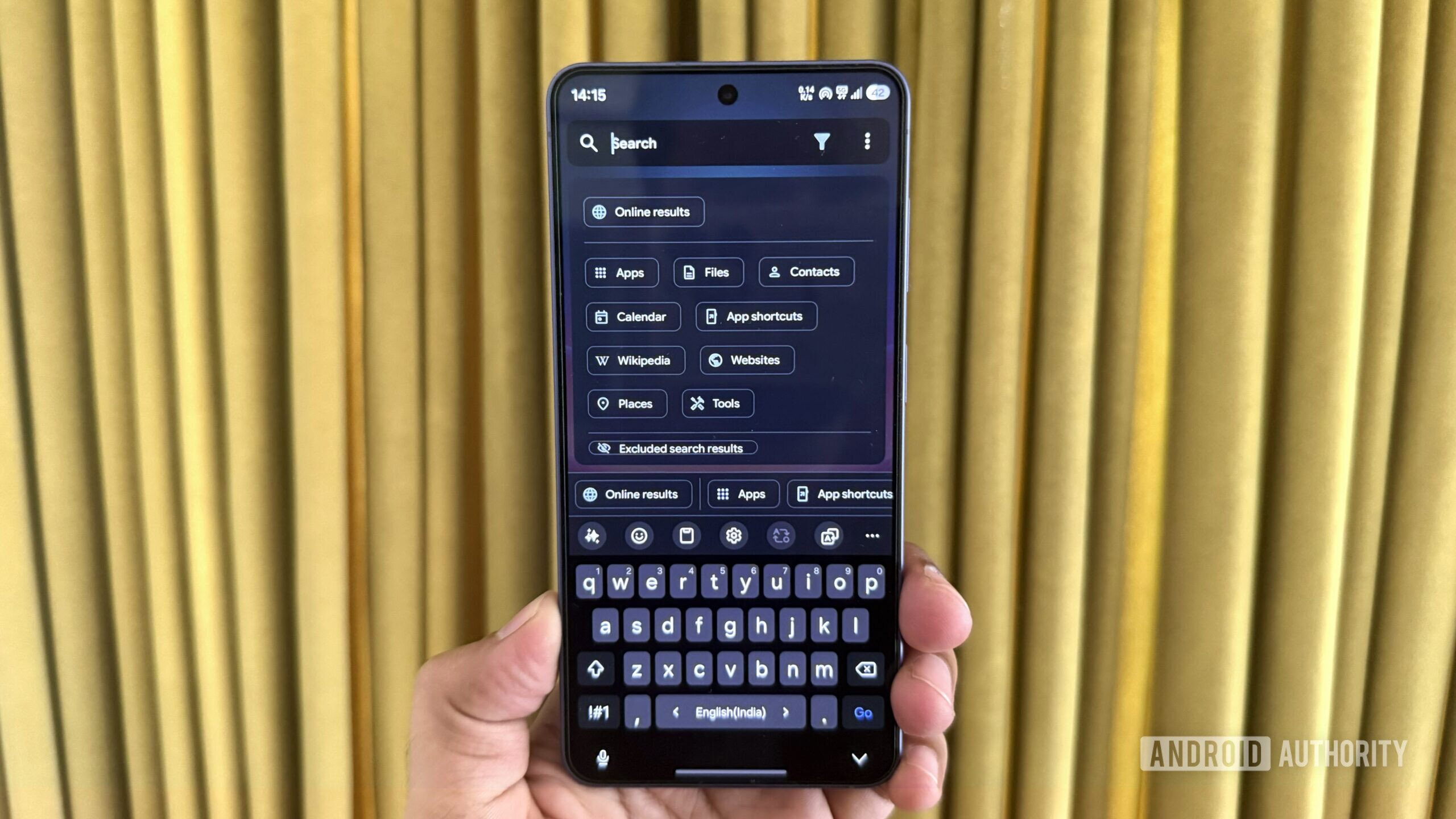 Phone in hand showing Kvaesitso Launcher search