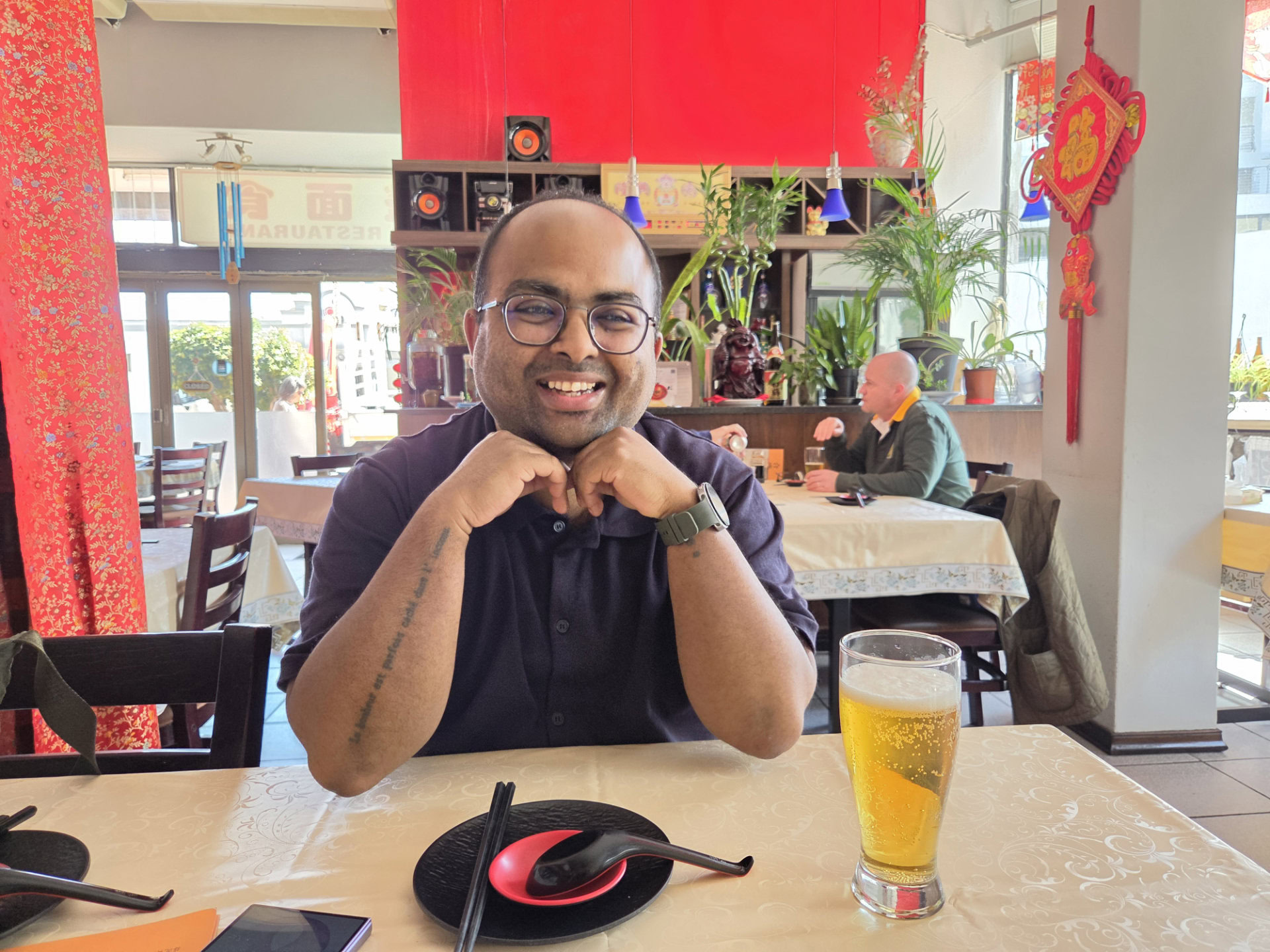 Samsung Galaxy Z Fold 8 1x in restaurant scaled