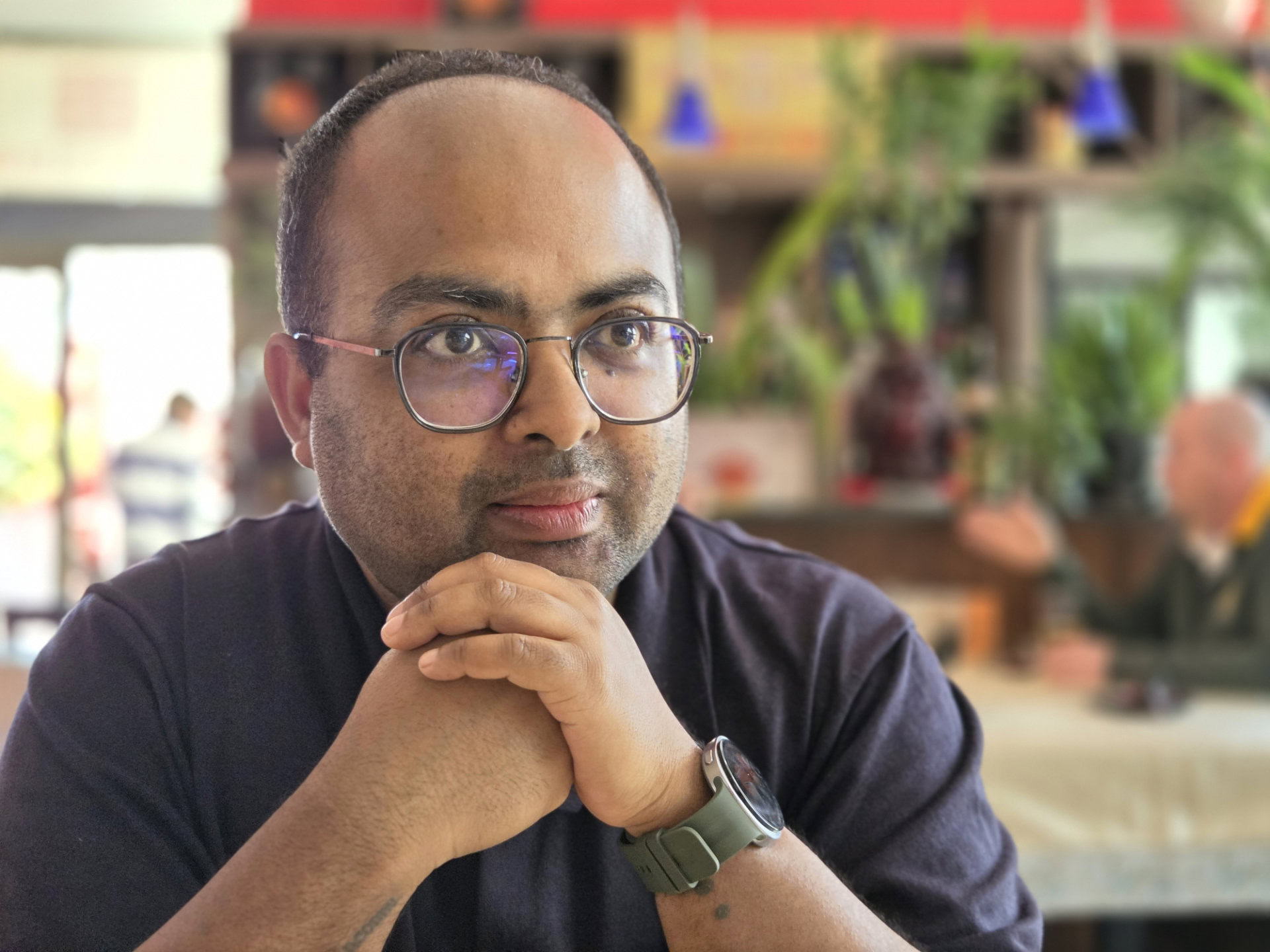 Samsung Galaxy Z Fold 8 2x portrait in restaurant scaled