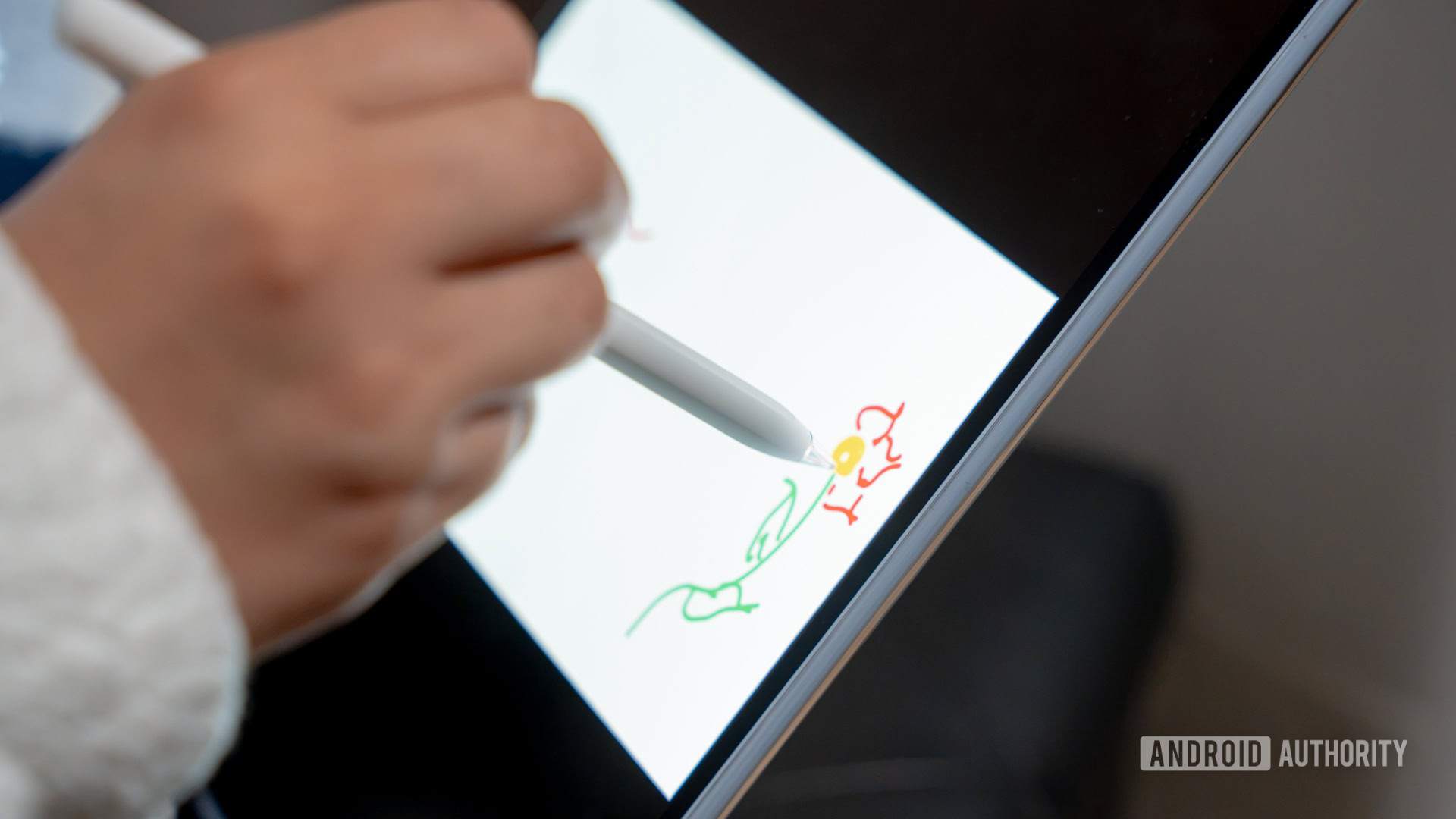 Woman using HUAWEI MatePad Air with M Pencil Pro 5