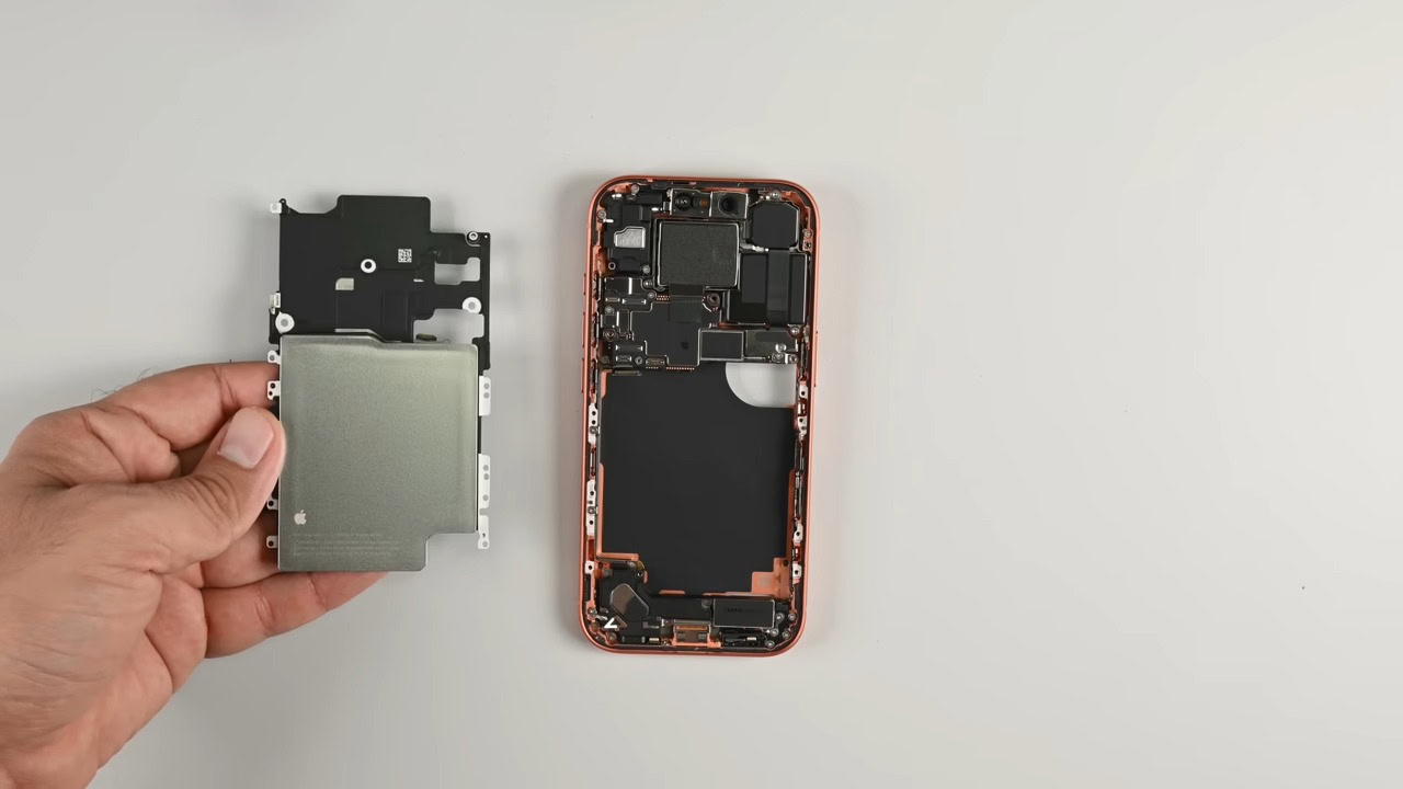 iPhone 17 Pro Steel case battery 1