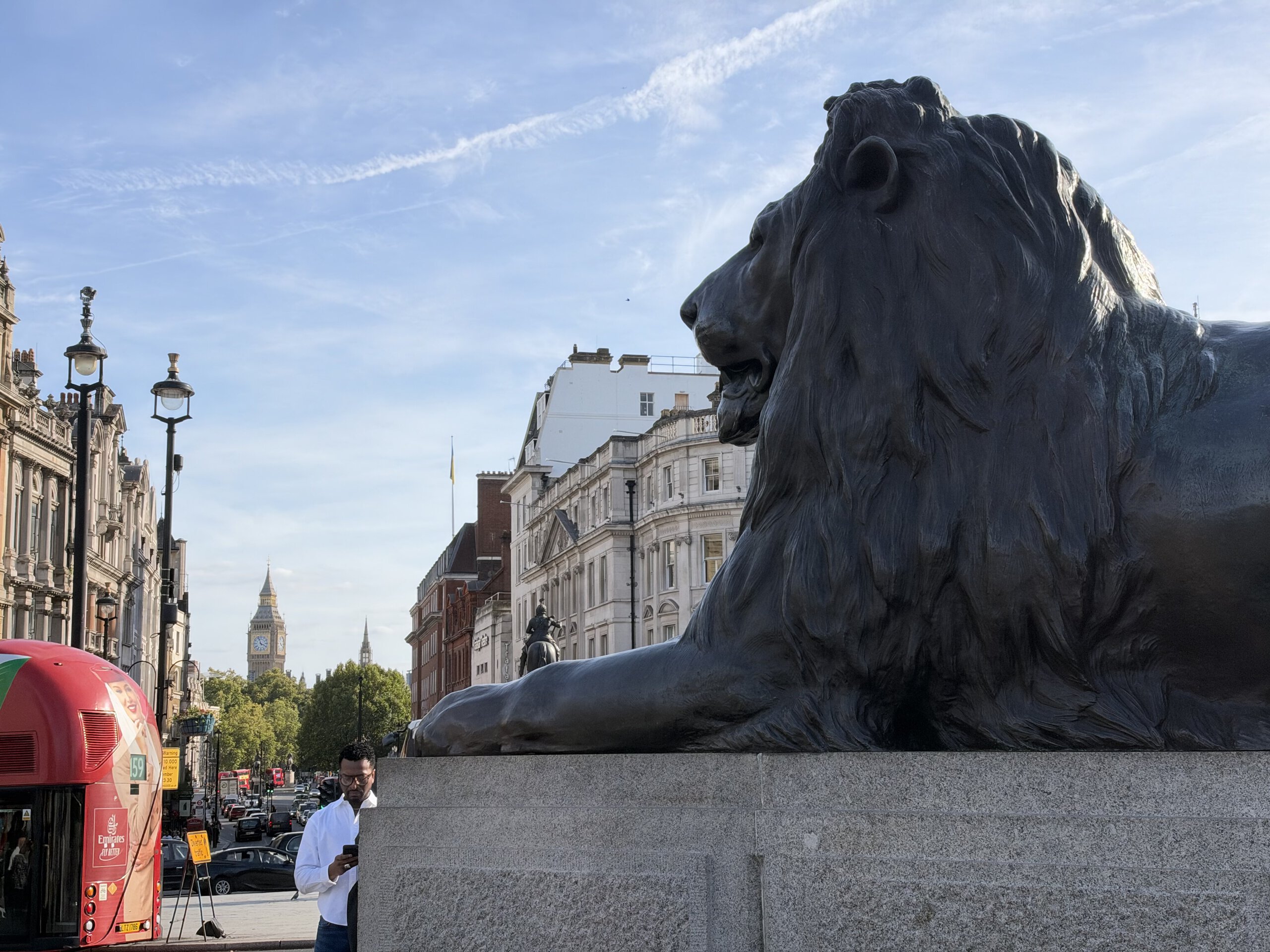 iPhone 18 Pro variable aperture sample lion f4