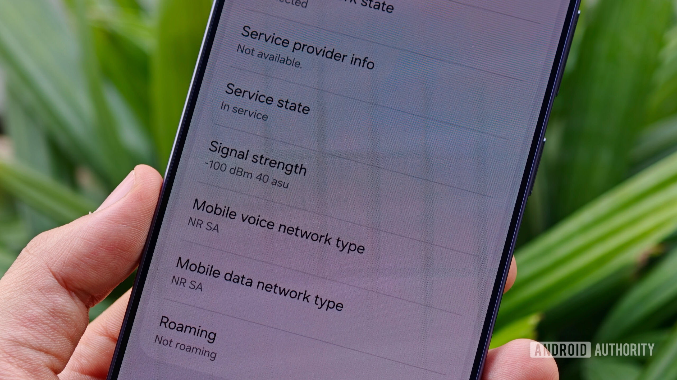 A hand holding the S26 Ultra showing SIM status settings