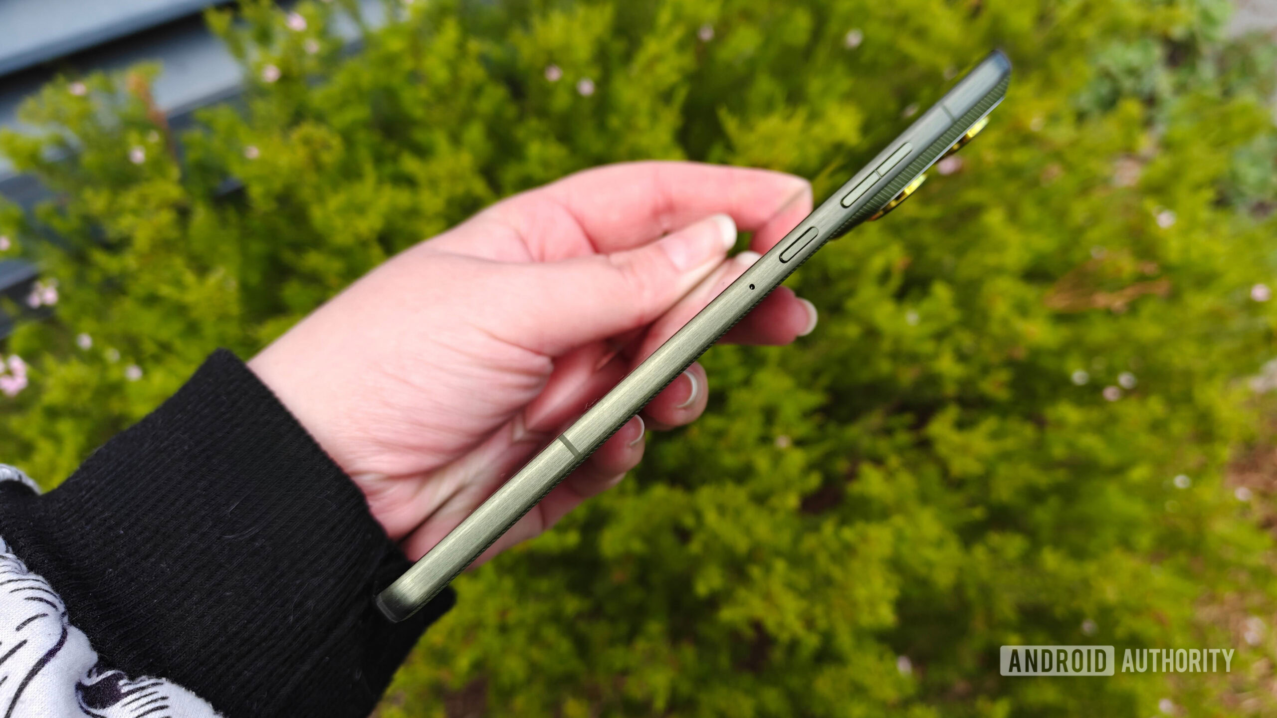the side view of the motorola edge 70 the side view of the motorola edge 70