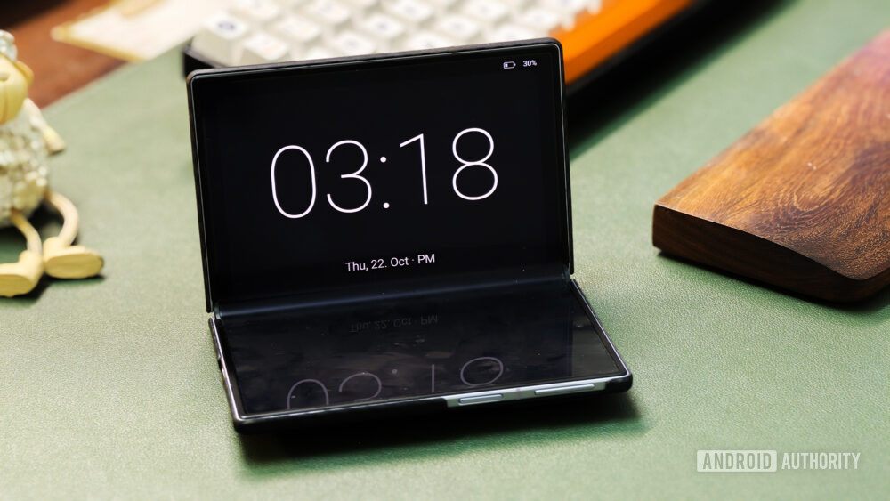 This app recreates iPhone Duo's StandBy mode on any Android foldable ...