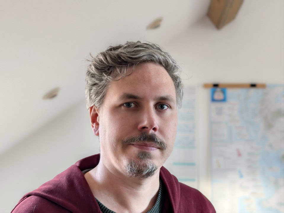 Google Pixel 11 Pro Max 2x portrait indoor light