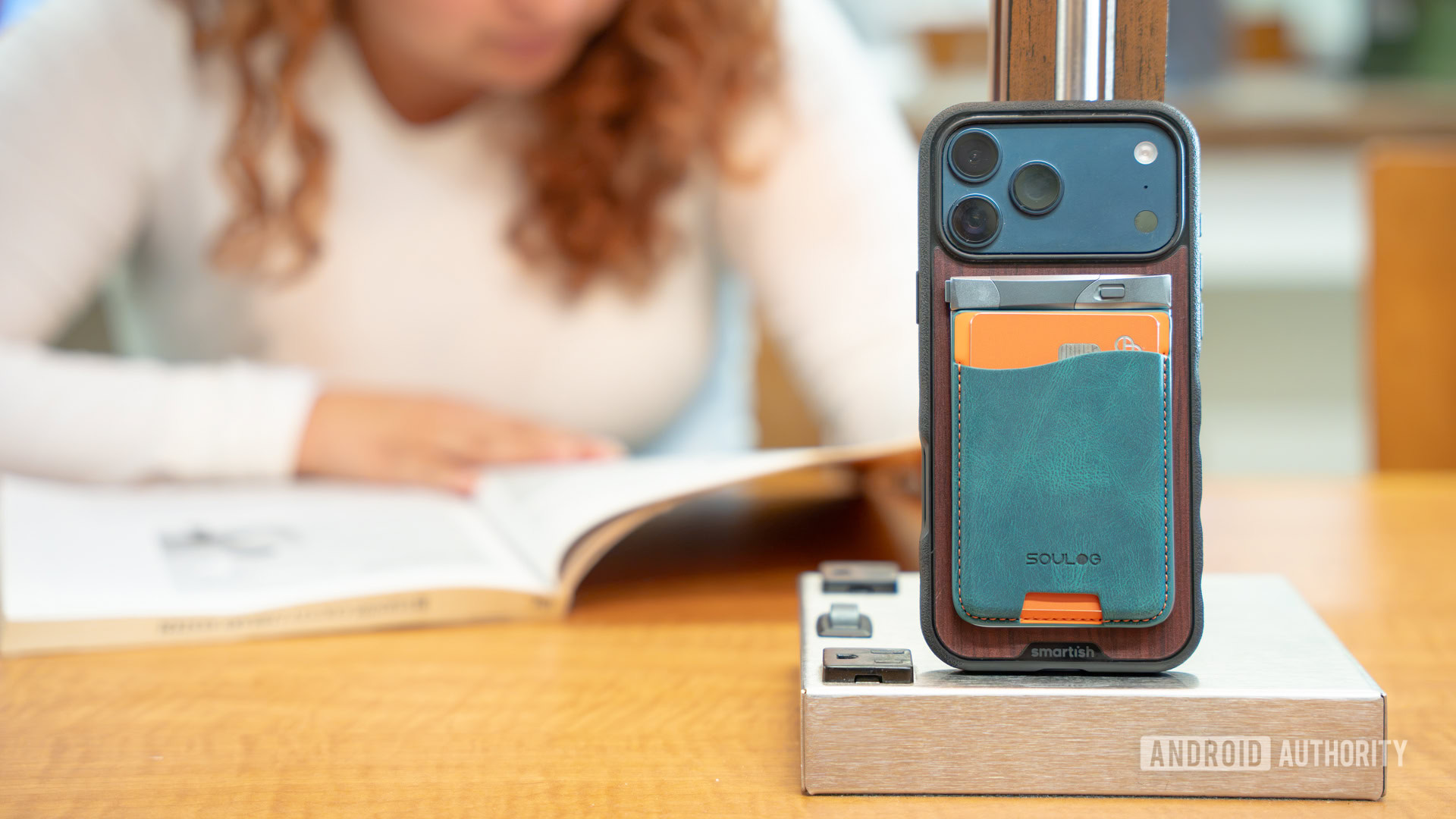 Soulog Sense and wallet on phone back 25 Soulog Sense and wallet on phone back 25