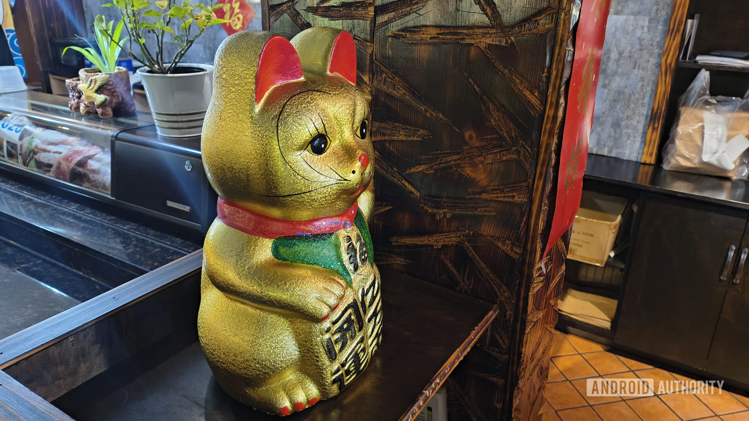 motorola razr 2026 nighttime lucky cat image