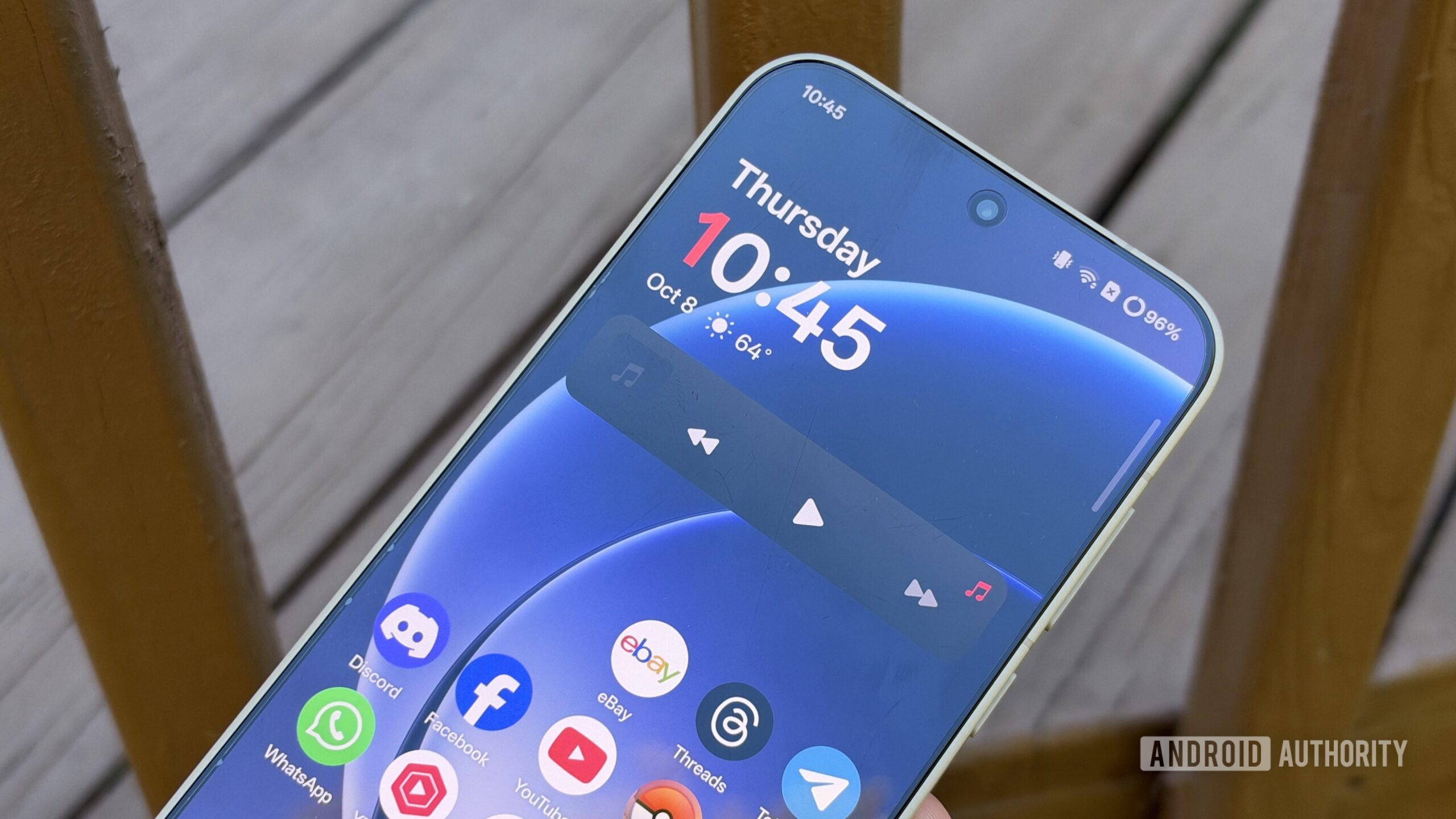oneplus 15 blue home screen