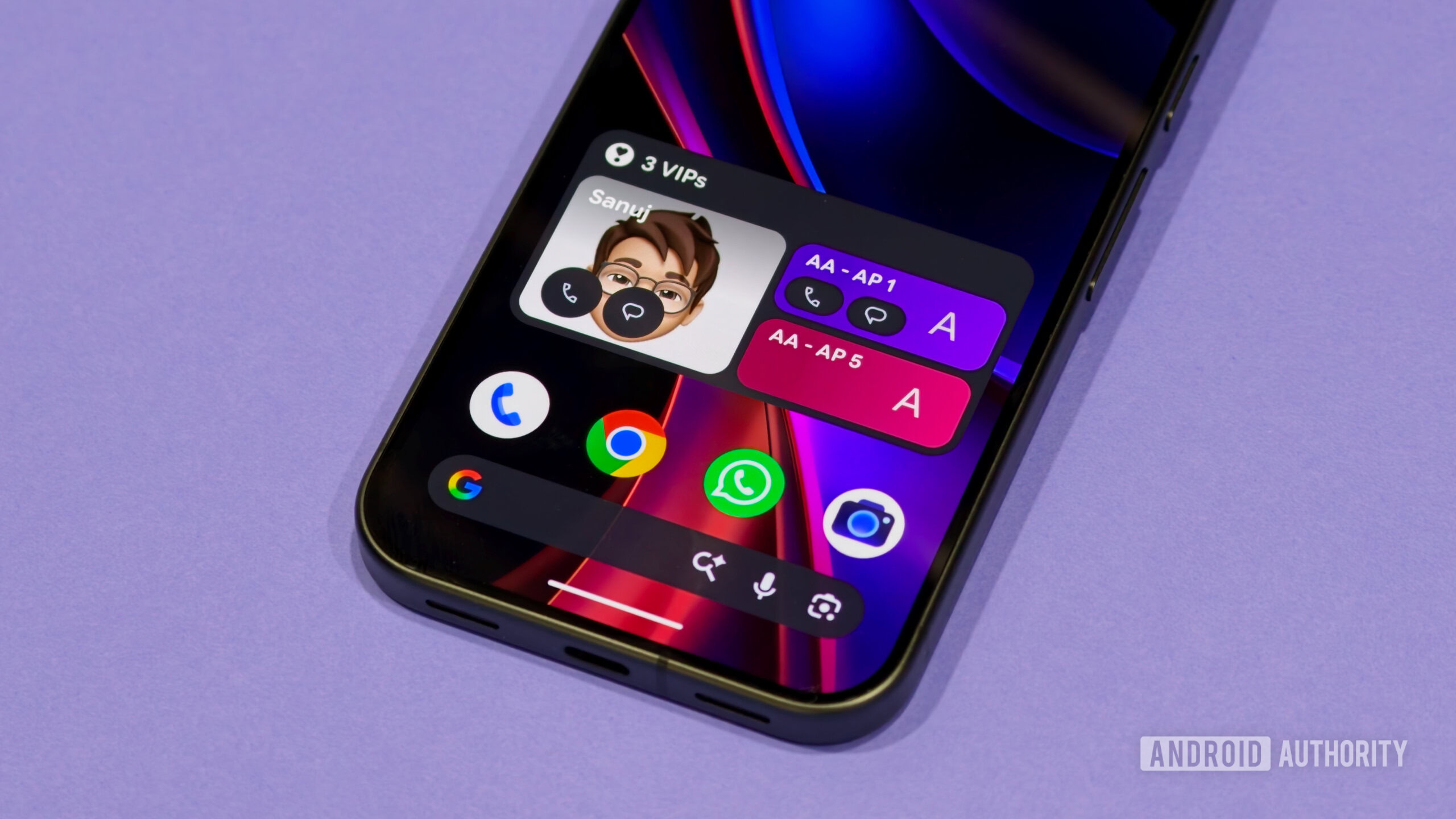 Google Pixel home screen showing the Pixel VIPs contacts widget