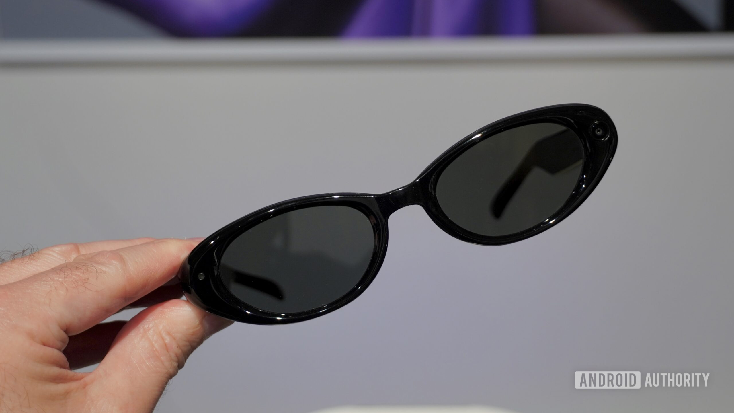 samsung gentle monster hand A person holding the Samsung smart glasses designed by Gentle Monster