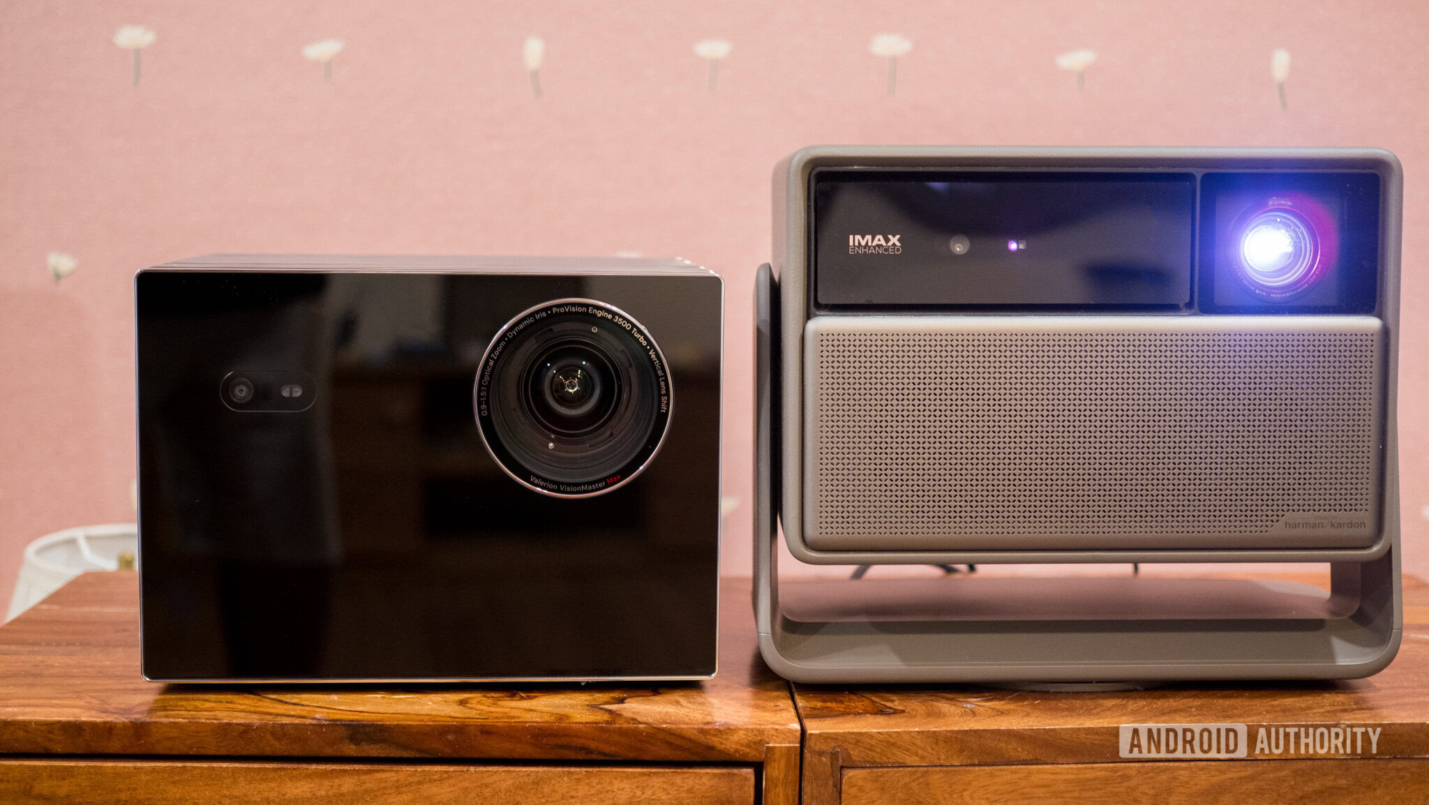 XGIMI Horizon 20 Max Google TV projector on a table XGIMI Horizon 20 Max Google TV projector on a table
